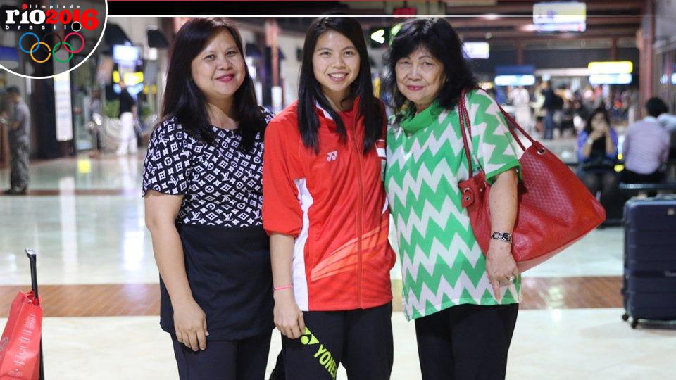 Greysia Polii bersama ibu dan kakaknya sebelum terbang ke Sao Paulo.